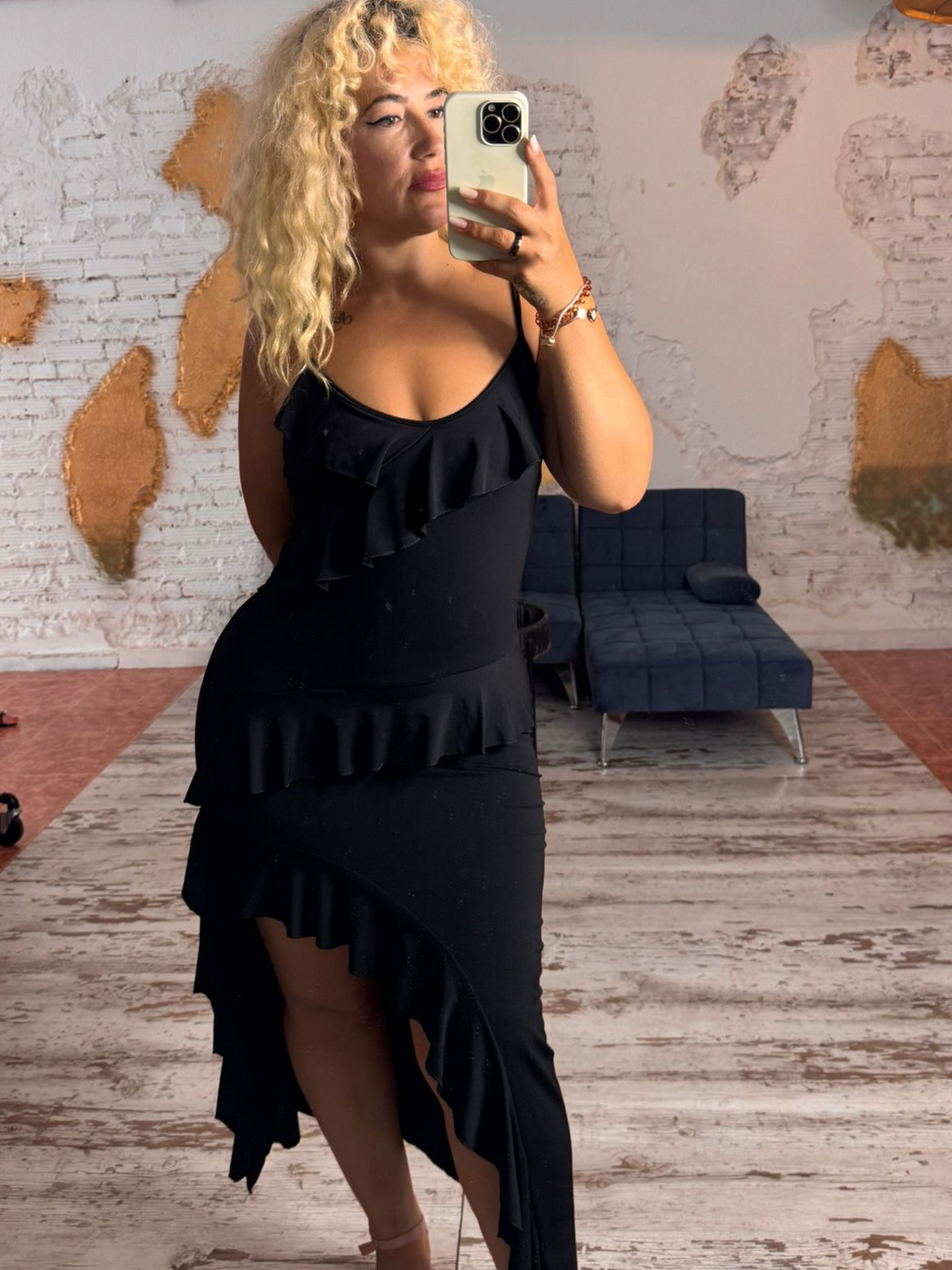 VESTIDO NEGRO VOLANTES