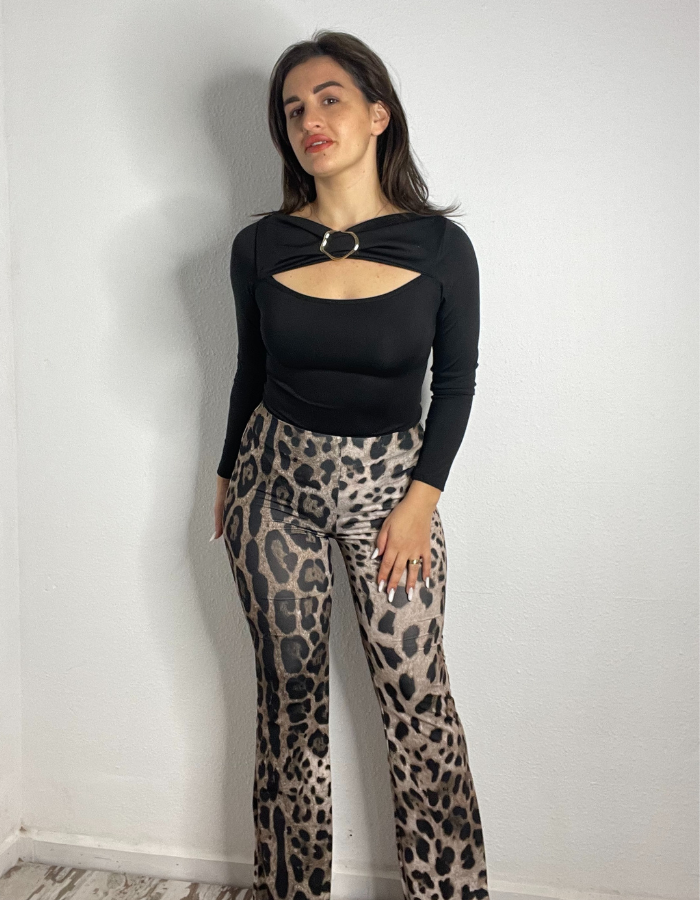 BLUSA NEGRA CON DETALLE DE ARO EN EL PECHO